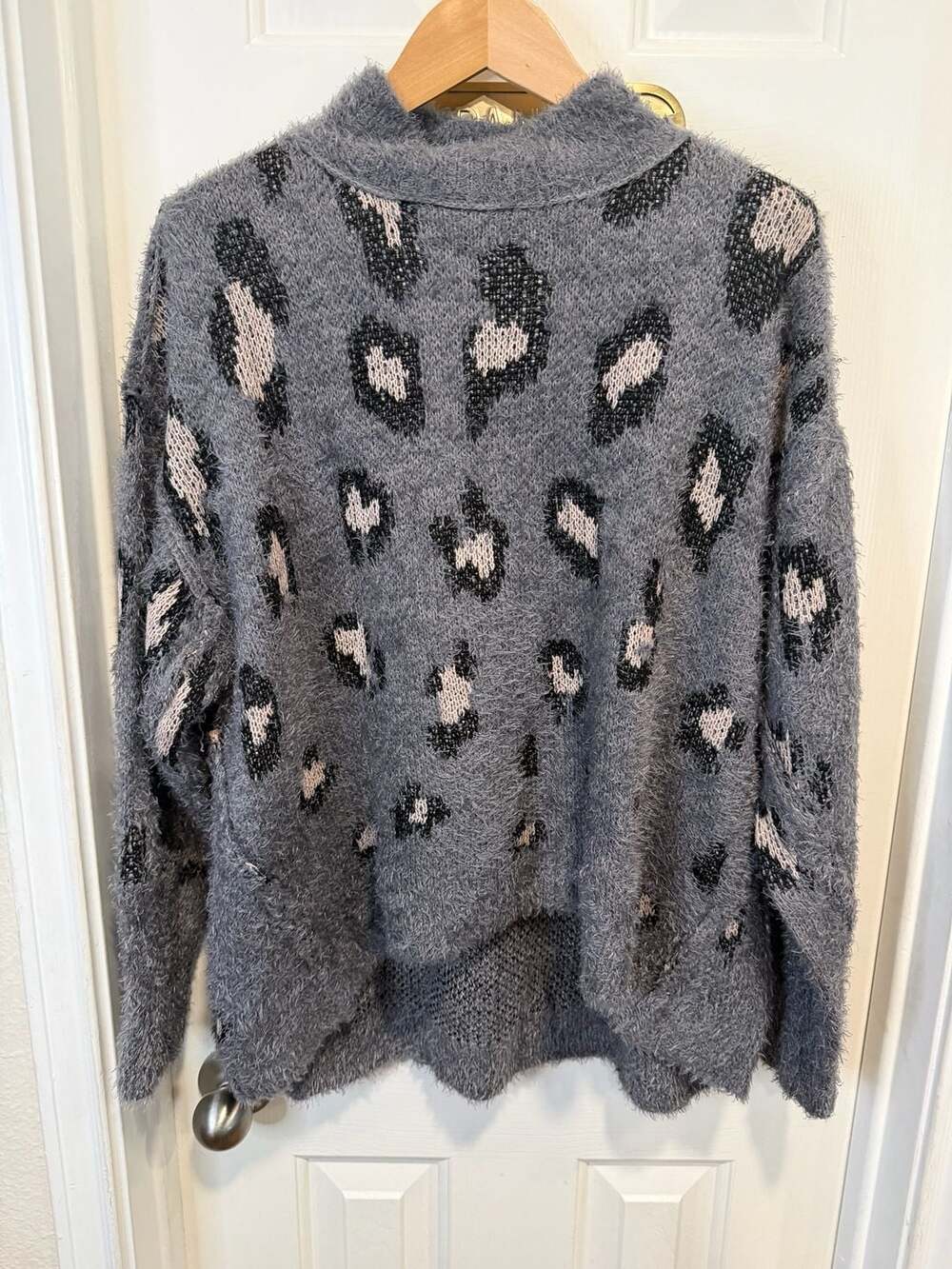 Wonderly Women L Gray Leopard Print Fuzzy Eyelash Knit Sweater Animal Print